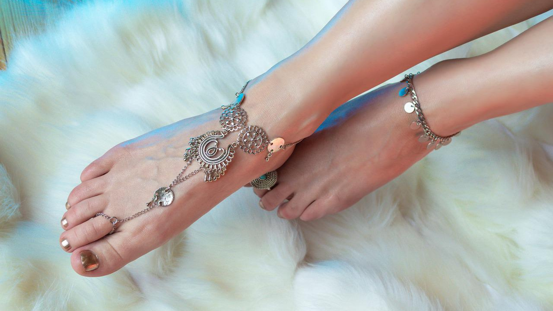 Les bracelets de cheville : pourquoi on les adore !